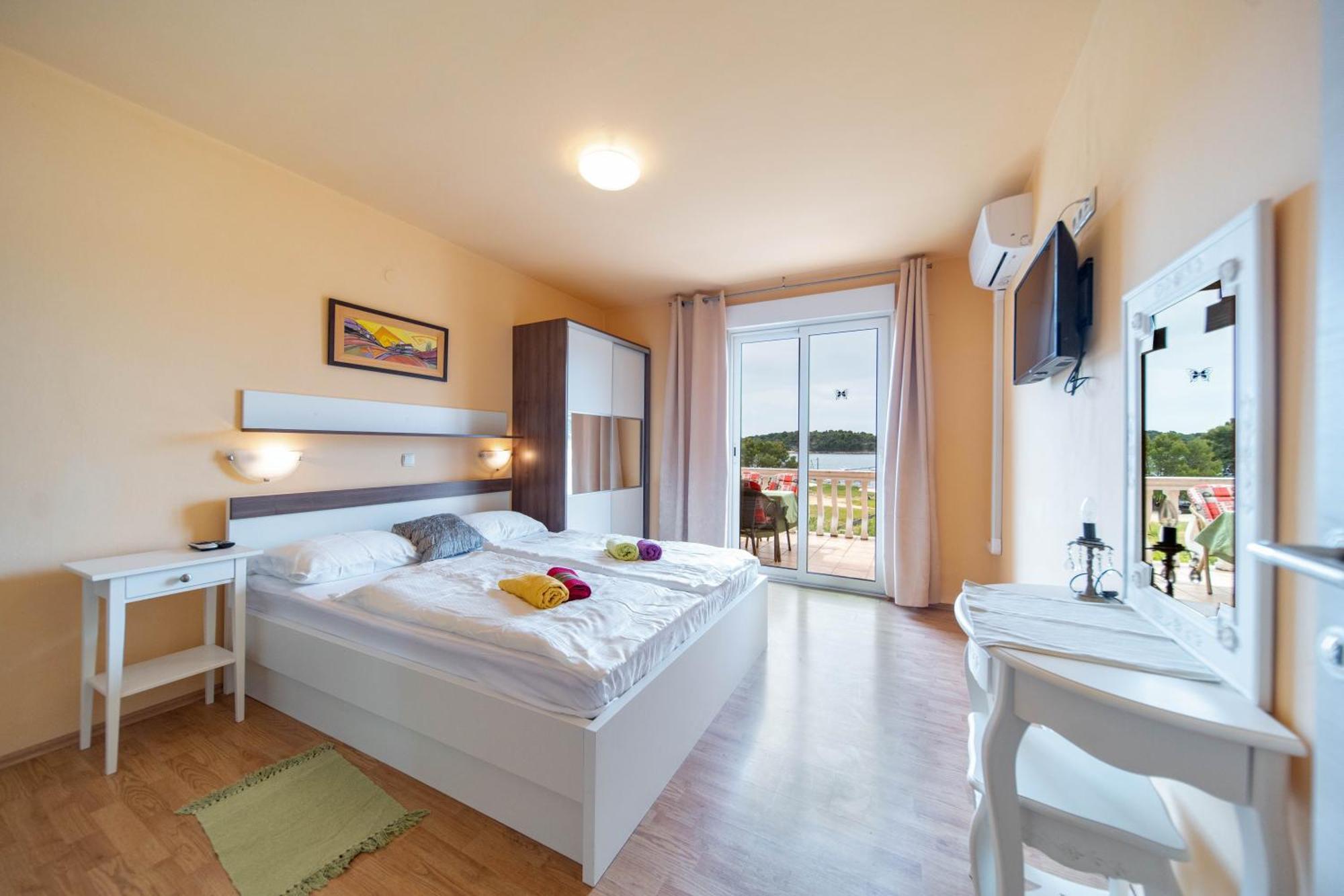 Guesthouse Mira Rab Town Zewnętrze zdjęcie