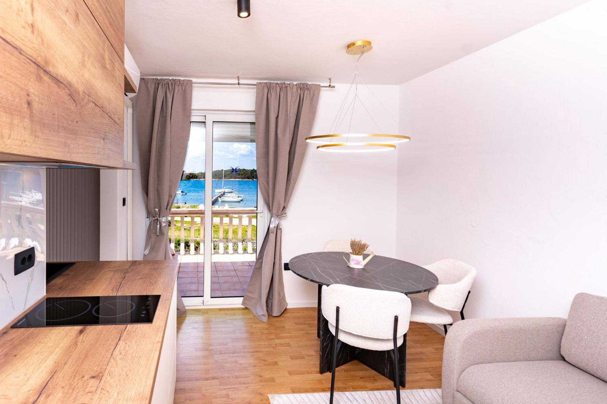 Guesthouse Mira Rab Town Zewnętrze zdjęcie