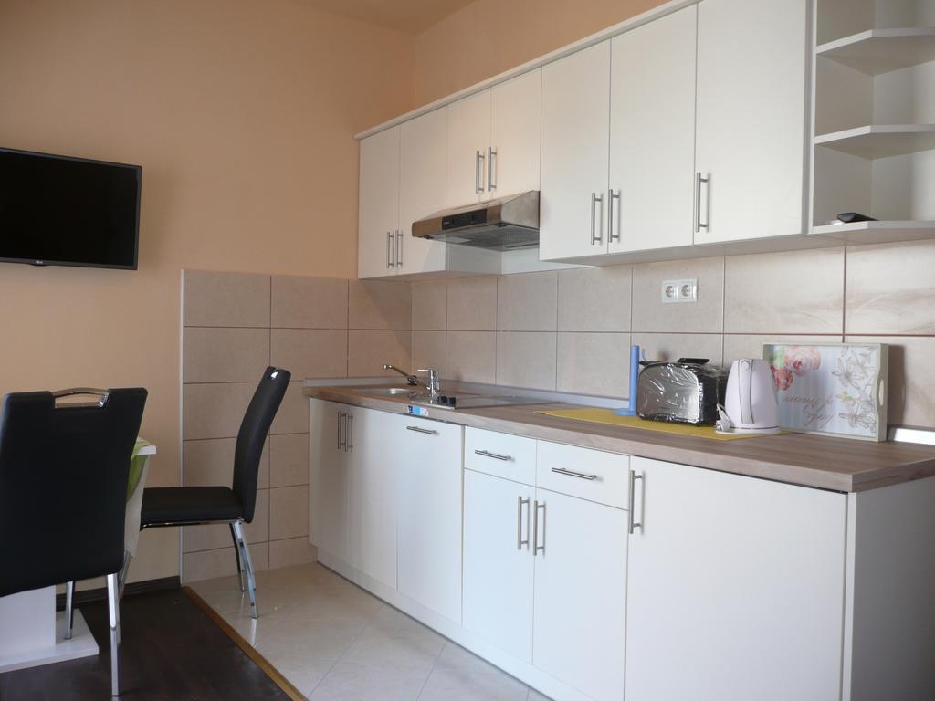 Guesthouse Mira Rab Town Zewnętrze zdjęcie