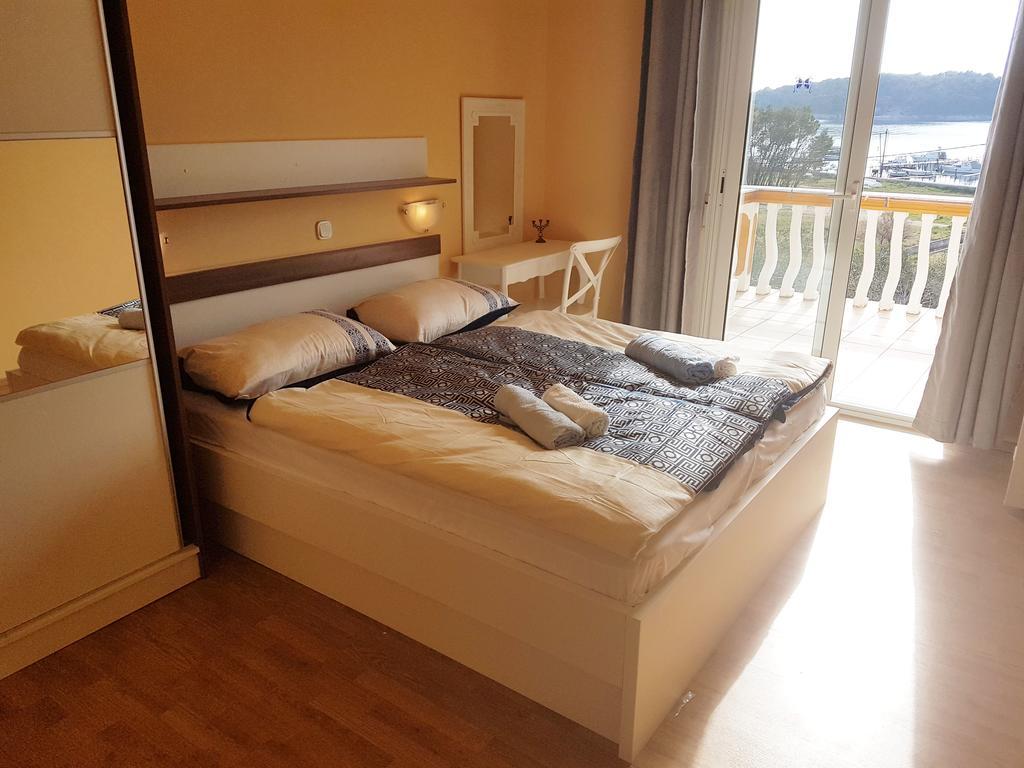 Guesthouse Mira Rab Town Zewnętrze zdjęcie