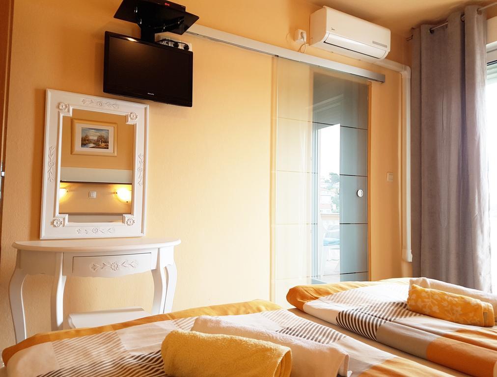 Guesthouse Mira Rab Town Zewnętrze zdjęcie