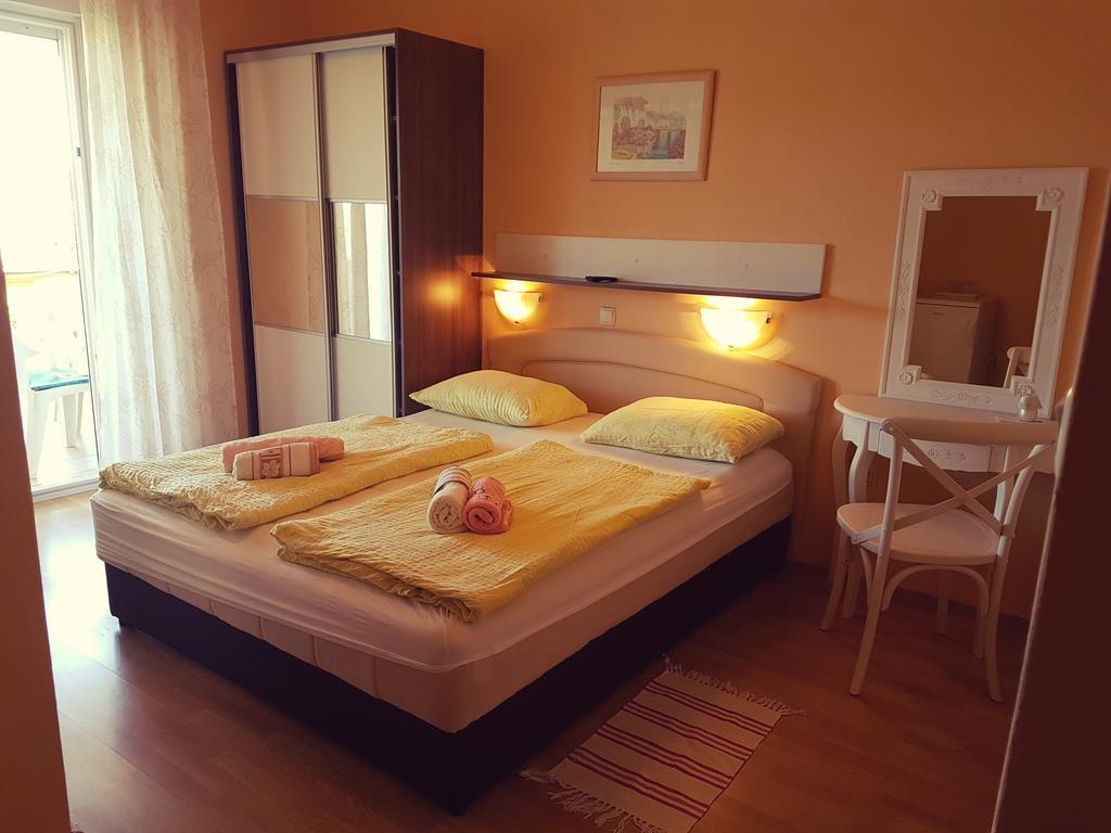 Guesthouse Mira Rab Town Zewnętrze zdjęcie